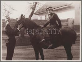 cca 1910-es évek vége/1920-as évek eleje Úrnő lovával, későbbi előhívás - nagyítás (cca 1920-1930), fotó kartonon, foltos 24x18 cm