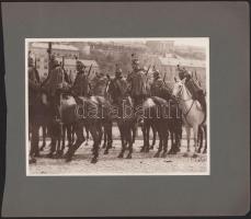 cca 1914-1918 Várakozó huszárok csoportja, későbbi előhívás - nagyítás (cca 1920-1930), fotó kartono...
