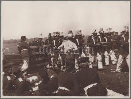 cca 1910-1918 Katonai parádé iszogató katonákkal, későbbi előhívás - nagyítás (cca 1920-1930), fotó kartonon, 24x18 cm