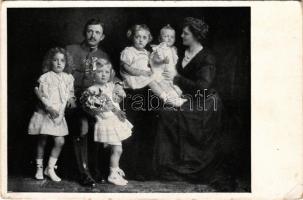 Unser Kaiserpaar mit Kronprinz Otto und Erzh. Adelheid, Robert und Felix. Photogr. von H. v. Zimmerauer, Österreichisches Zentralkomitee zur Errichtung von Soldatenheimen / IV. Károly király, Zita és a gyerekek / Charles I of Austria with Queen Zita and their children (EK)
