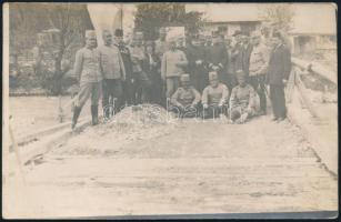 cca 1914-1918 M. kir. gyulai 2. népfölkelő gyalogezred 9. századának csoportképe, köztük oszmán katonatiszttel, I. világháborús fotólap, a hátoldalon pecséttel jelzett, 9x14 cm