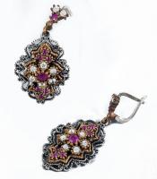 Részben ezüst (Ag) fülbevaló pár, szintetikus rubinnal, bruttó 14,8g