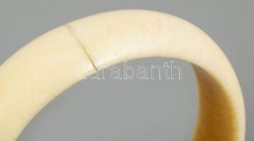 cca 1900 Csont karperec, repedéssel, d: 7 cm