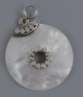 Ezüst (Ag) fülbevaló pár és medál, gyöngyházzal, jelzett, bruttó 3,8g