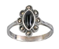 Ezüst (Ag) gyűrű kővel, m:55, bruttó 2,4g