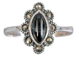 Ezüst (Ag) gyűrű kővel, m:55, bruttó 2,4g