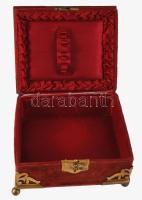 Szecessziós bársonybevonatú ékszeres doboz, réz veretekkel, sérüléssel, 20x16 cm