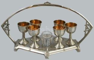 cca 1920 Szecessziós italos készlet, 6 pohárral, középen üveg betéttel, 31x16 cm