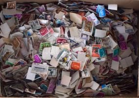 TÖBB TÍZ EZER spanyol bélyeg régiekkel, rengeteg képessel nagyobb hullámkarton dobozban. Ideális rendezésre, készletfeltöltésre, felbontásra!! Érdemes megnézni!