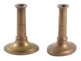 cca 1880 Viktoriánus bronz gyertyatartó pár, m: 15 cm