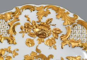 Meissen porcelán dísztál, cca 19. sz. vége, jelzett, kardos jelzés, aranyozott plasztikus díszítésse...