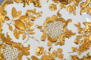 Meissen porcelán dísztál, cca 19. sz. vége, jelzett, kardos jelzés, aranyozott plasztikus díszítésse...