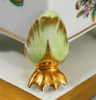 Herendi Viktória mintás oroszlánkörmös négyoldalas váza. Jelzett, kis kopottsággal, m: 17 cm