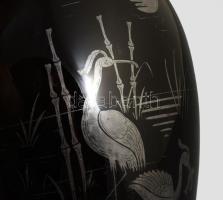 cca 1930/40 Art deco hialitüveg váza, vadászó gémek ábrázolásával, m: 24 cm