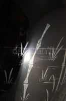 cca 1930/40 Art deco hialitüveg váza, vadászó gémek ábrázolásával, m: 24 cm