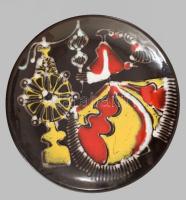 Holló Katalin által készített dísztányér, rokkán szövő hölgyet ábrázoló álomszerű jelenettel díszítve, jelzett, hibátlan, d: 29,5 cm