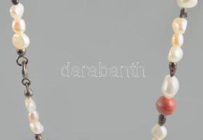 Tenyésztett gyöngy, korall és ezüst (Ag) szemes nyaklánc, h: 45 cm