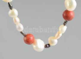 Tenyésztett gyöngy, korall és ezüst (Ag) szemes nyaklánc, h: 45 cm