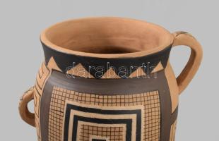 Meandermintás aszimmetrikus kétfüles kerámia váza. Jelzett, hibátlan, m: 21,5 cm