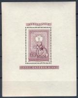 1951 Lila vágott blokk a nyomóeszköz által okozott kis négyzet alakú benyomódással a képoldalon (550.000) (alul pici papírránc / small paper crease below)