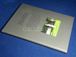 Gia Edzgverarde: Self-Portrait in General Terms. (A művész által dedikált példány.) [Gia Edzgverarde...