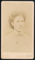 cca 1865 Fiatal hölgy portréja, vizitkártya Gévay Béla pesti műterméből, a verzón a műterem ábrázolásával, 10,5x6 cm