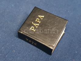 Pápa. Andruskó Károly fametszetei. (Dedikált miniatűr könyv.)
Budapest, (1975). Szépirodalmi Könyvk...