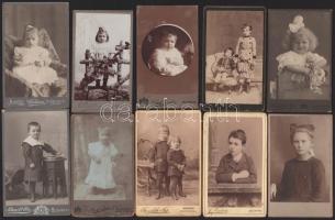 10 db gyerekeket ábrázoló vizitkártya, különféle műtermekből (Bülch Ágoston, Waitzner Arnold, Bodor Imre, stb.), változó állapotban
