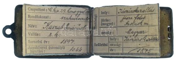 DN A M. Kir. 29. honvéd gyalogezred szakaszvezetőjének nyitható katonai dögcédulája, hozzá tartozó s...