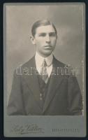 cca 1910 Elegáns fiatal férfi portréja, vizitkártya Saly Viktor zalaegerszegi műterméből, díszes verzóval, 10,5x6,5 cm
