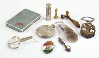 Vegyes fémtárgy tétel, közte "Budapesti III. ker. Árpád reálgimn[ázium]" zománcozott sapkajelvény, Schmoll Pasta reklámos cipőkanál, doromb, stb.