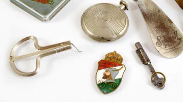 Vegyes fémtárgy tétel, közte "Budapesti III. ker. Árpád reálgimn[ázium]" zománcozott sapka...