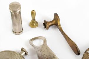 Vegyes fémtárgy tétel, közte "Budapesti III. ker. Árpád reálgimn[ázium]" zománcozott sapka...