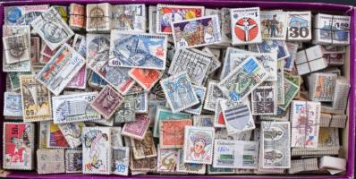 CSEHSZLOVÁKIA sok-sok ezer bélyeg rengeteg képessel, fajtánként összekötegelve bonbonos dobozban