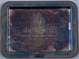Franciaország 2001. "PSG - Coupe UEFA 16eme de Finale retour - Paris Saint-Germain / Glasgow Rangers FC - 06 Decembre 2001" fém tálca formájú plakett díszdobozban, a Párizsban rendezett PSG-Rangers UEFA Kupa visszavágó mérkőzés emlékére. A Paris Saint-Germain az első körben a Rapid Bukarestet ejtette ki egy hazai 0-0 után egy sima idegenbeli győzelemmel (3-0), majd a Rapid Wien ellen hazai pályán győzött (4-0), míg idegenben 2-2-t játszott. Az ellenfél, a skót rekordbajnok Rangers az első körben az orosz (dagesztáni) Anzsi Mahacskalát győzte le 1-0-ra (visszavágót nem rendeztek), majd Dinamo Moszkvát ejtette ki kettős győzelemmel (3-1, 4-1). A PSG elleni mérkőzéseken nem született gól se Glasgowban, se Párizsban, de büntetőrúgásokban a skótok bizonyultak jobbnak. Őket aztán a következő fordulóban a Feyenoord ejtette ki. (204x159mm) T:UNC patina  France 2001. "PSG - Coupe UEFA 16eme de Finale retour - Paris Saint-Germain / Glasgow Rangers FC - 06 Decembre 2001" metal tray-shaped plaque in a gift box, commemorating the PSG-Rangers UEFA Cup second leg match in Paris. Paris Saint-Germain eliminated Rapid Bucharest in the first round after a 0-0 home draw with a straight away win (3-0), then won against Rapid Wien at home (4-0), while playing away 2-2. The opponent, the Scottish record champion Rangers, defeated the Russian (Dagestan) Anzhi Makhachkala 1-0 in the first round (no second leg was arranged), then eliminated Dynamo Moscow with a double victory (3-1, 4-1). No goals were scored in the matches against PSG in either Glasgow or Paris, but the Scots proved to be better in penalty kicks. They were then eliminated by Feyenoord in the next round. (204x159mm) C:UNC patina