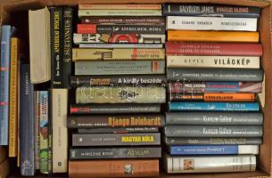 Vegyes banános-ládányi könyvtétel, 40 db. Közte Kepes András, Umberto Eco, Szabó Magda, Bajnai Gordon, Kuncze Gábor, Gálvölgyi János, Edward Snowden, Kemény Zsófi, Ljudmila Ulickaja, Márai Sándor, Karinthy Frigyes, Csáth Géza, Krúdy Gyula, Django Reinhardt, Ungvári Tamás, Gyervai András, Paul Lendvai, A király beszéde, Bret Easton Ellis: Amerikai Psycho,...stb.