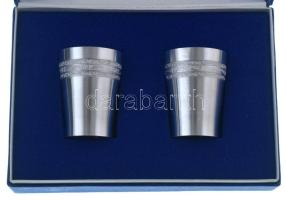 NDK 1970 k. 2db ón felespohár alján "Zinn-pur" jelzéssel, eredeti "DFV der DDR (Az NDK Német Labdarúgó Szövetsége)" tokban, német nyelvű üdvözlőlappal a DFV-től.  GDR cca. 1970. 2 tin half-cups with "Zinn-pur" mark, in original "DFV der DDR (German Football Association of the GDR)" case, with greeting card in German from the DFV.