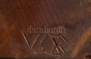 Vincefi Sándor (1952-2021): Alak. Faragott fa, hátoldalán jelzett. Fa talapzaton. m: 15 cm