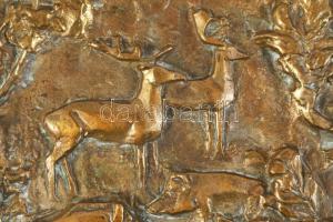 Szentirmai Zoltán (1941-): Erdei állatok a vádászlesnél. Bronz plasztika, fa lapon, jelzett, 29x19 c...