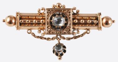 Bross gyémántokkal. 0,6 ct + 0,1 Ct jelzett. br 8,2 g /// Arany (Au) bross csüngővel. Jelzett, fémjel, KD mesterjegy, 14 karátos arany, benne régi csiszolású cca 0,6ct gyémánt (R2, J-K, P1), csüngőjében cca 0,25 ct sérült régi csiszolású gyémánt (R2, H-I, P2), h: 5 cm, bruttó 8,2g