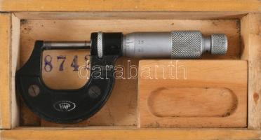 Jelzett mikrometer fa dobozában, h: 14 cm