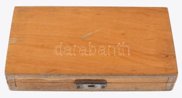 Jelzett mikrometer fa dobozában, h: 17 cm