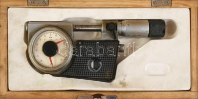 Jelzett mikrometer fa dobozában, h: 17 cm