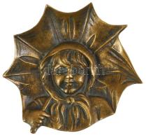 Lány esernyővel - bronz névjegykártyatartó / asztaldísz, d: 13,5 cm
