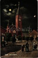 1912 Tokaj, Római katolikus templom este holdfényben, üzlet. Fränkel Dezső kiadása + "MISKOLCZ - PÜSPÖKLADÁNY 11. SZ." vasúti mozgóposta bélyegző (EK)