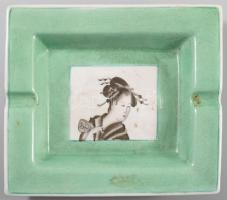 cca 1930 Kézzel festett gésamintás hamuzó, jelzett, minimális kopással, 17x19 cm