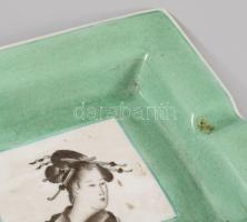 cca 1930 Kézzel festett gésamintás hamuzó, jelzett, minimális kopással, 17x19 cm