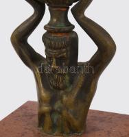 Férfi figurális hamuzó márvány talpon, m: 18 cm