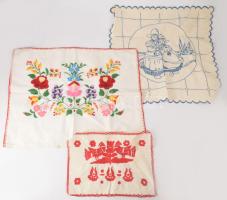 3 darab hímzett textil, közte kalocsai mintás párnahuzat