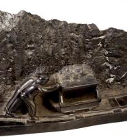 Szénbányászok. Nagyméretű orosz faragott gagát szobor, egy fej sérüléssel, 57x19 cm